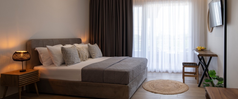 Modern hotel room setup showing where renters may stay when renters insurance covers displacement after property damage.